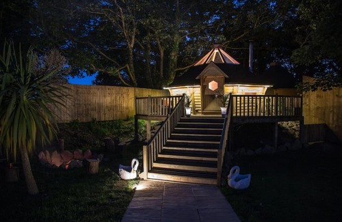 Camborne House | Romantic Treehouse with Hot Tub & BBQ Lodge