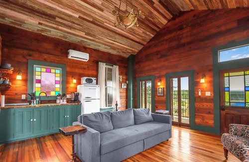 Lampasas Cabin | Romantic Treehouse Near Lake Buchanan
