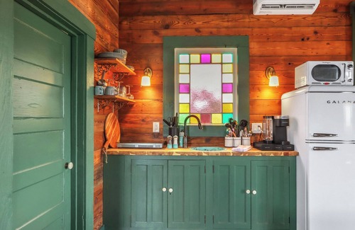Lampasas Cabin | Romantic Treehouse Near Lake Buchanan