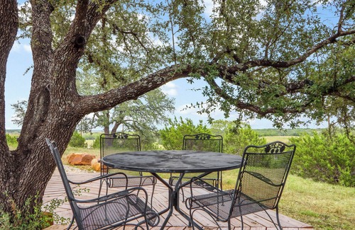 Lampasas Cabin | Romantic Treehouse Near Lake Buchanan