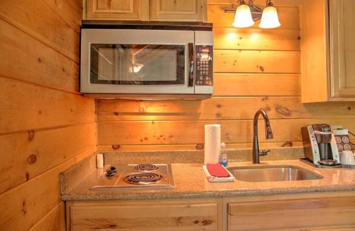 Millersburg Cabin | Romantic Treehouse Getaway with Treetop Views