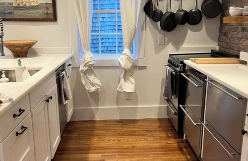Nantucket Town House | Romantic, Two Blocks to Main Street and Water. Queen bedroom and Two Bathrooms.