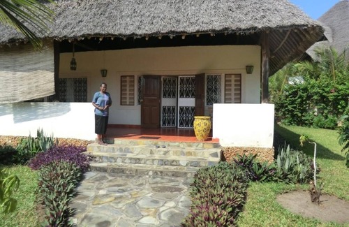 Diani Beach House | Romantic Villa Cheetah in Marula Park with cook 4 min from the beach