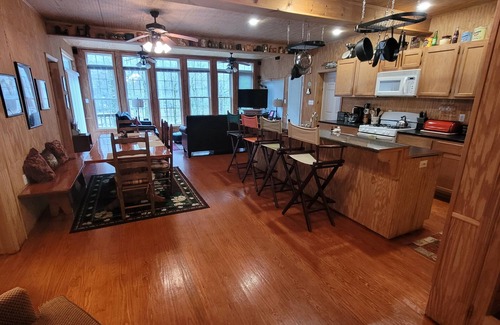 Hot Springs Cabin | Romantic Waterfront Getaway *Fishing*Family*Fun