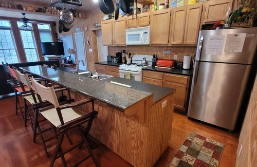 Hot Springs Cabin | Romantic Waterfront Getaway *Fishing*Family*Fun