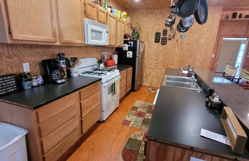 Hot Springs Cabin | Romantic Waterfront Getaway *Fishing*Family*Fun