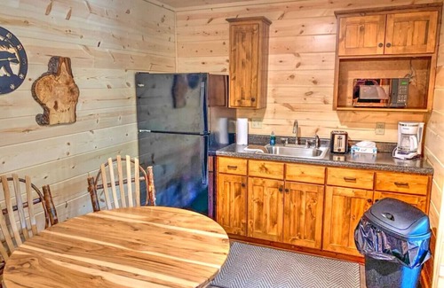 Millersburg Apartment | Romantic Waterview Lodge Suite with Hot Tub