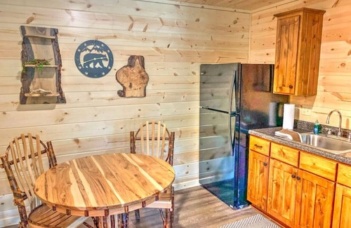 Millersburg Apartment | Romantic Waterview Lodge Suite with Hot Tub