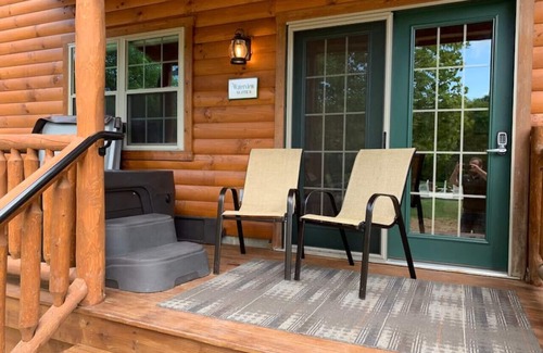 Millersburg Apartment | Romantic Waterview Lodge Suite with Hot Tub
