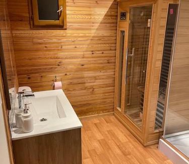 Arthon Ski Chalet | Romantique chalet avec sauna et jacuzzi extérieur