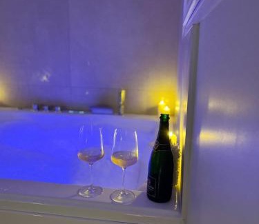 Juan-les-Pins Apartment | Romantique Room avec Jacuzzi