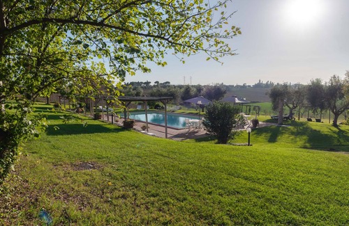Castiglione del Lago Apartment | Romantisch Appartement met Eigen Terras met Zicht op de Tuin met Zwembad!