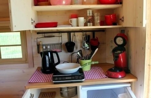Pfalzgrafenweiler Apartment | Romantischer Schäferwagen mit Doppelbett, gemütlicher Sitzecke und Außensitzgruppe