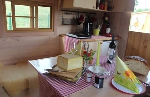Pfalzgrafenweiler Apartment | Romantischer Schäferwagen mit Doppelbett, gemütlicher Sitzecke und Außensitzgruppe