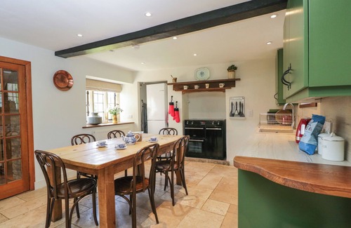 Burford Cottage | ROOD COTTAGE, pet friendly, character holiday cottage in Burford
