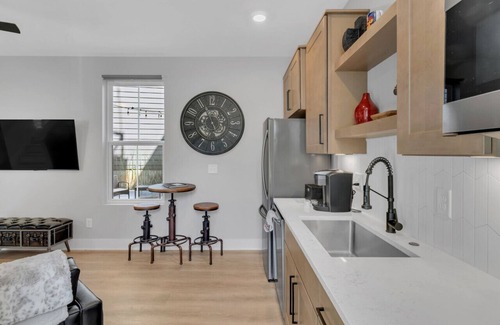 Porter Heights House | Roof Deck|Pet Friendly|E.Nash