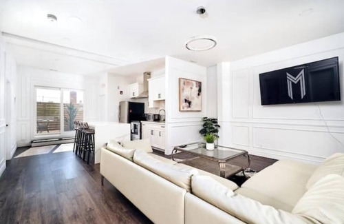 Windsor Apartment | ROOF TOP 2-Bedroom PentHouse with Roof Top Patio with BBQ