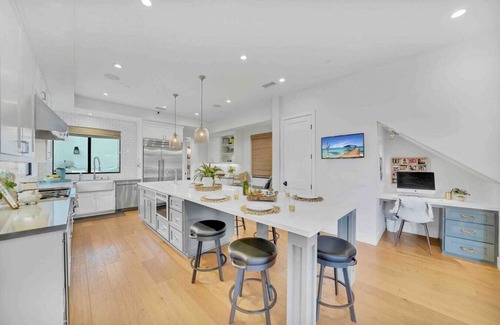 Huntington Beach House | Rooftop Air Show Viewing/2 min walk to beach/private pool