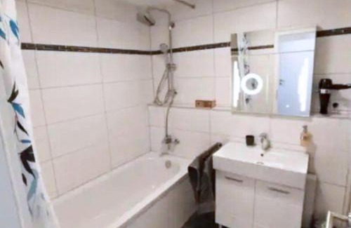 Soflingen Apartment | Rooftop Apartments - Doppelzimmer Deluxe in Gemeinschaftsunterkunft Weinberg R3