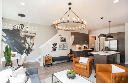 Katie Hill Neighborhood House | Rooftop Deck and Rec Room Minutes to DWNTN