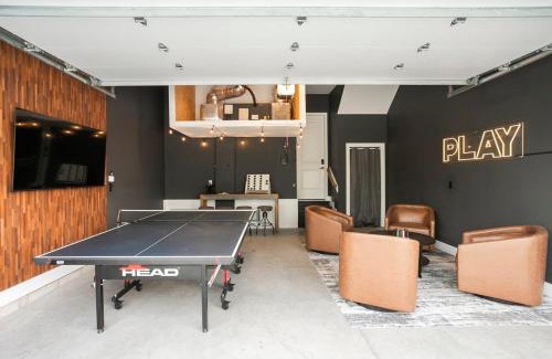 Katie Hill Neighborhood House | Rooftop Deck and Rec Room Minutes to DWNTN