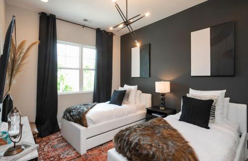 Katie Hill Neighborhood House | Rooftop Deck and Rec Room Minutes to DWNTN