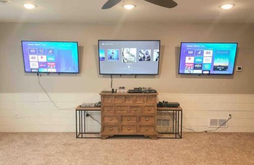 Spearfish House | Rooftop Deck Hot Tub Steam Shower Arcade Game 4car Garage Chefs Kitchen