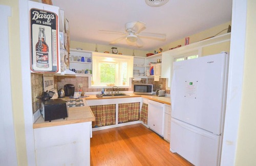 Sleepy Hollow House | Rooftop deck, view, hot tub, pets, wifi, EV charger, lake access, fire pit