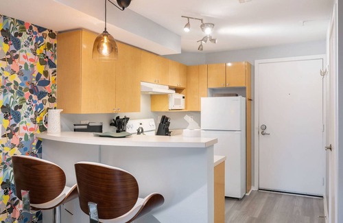 Belltown Condo | Rooftop Deck w/Space Needle Views! Walk to Pike Place & Attractions – Boutique Studio w/Kitchen