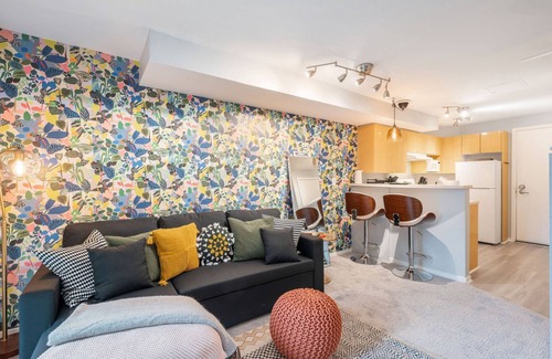 Belltown Condo | Rooftop Deck w/Space Needle Views! Walk to Pike Place & Attractions – Boutique Studio w/Kitchen