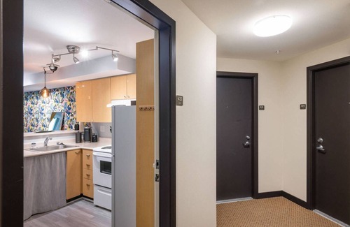 Belltown Condo | Rooftop Deck w/Space Needle Views! Walk to Pike Place & Attractions – Boutique Studio w/Kitchen