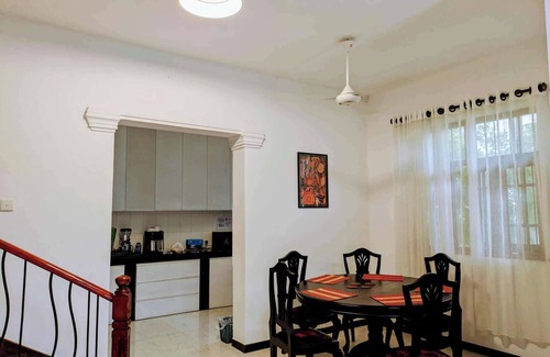 Mount Lavinia Villa | Rooftop Garden - 3 Bedrooms - Parking - 10minbeach