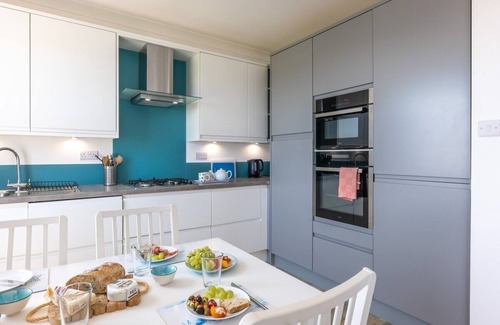 Seaton Apartment | Rooftop Hideaway - Central Coastal Flat. With stunning Sea Views