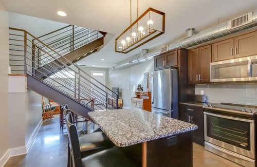 Cleveland Park House | Rooftop Loungin' 2bd/2.5 ba in East Nashville! Parking! 10 min-> Downtown!