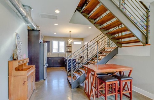 Cleveland Park House | Rooftop Loungin' 2bd/2.5 ba in East Nashville! Parking! 10 min-> Downtown!