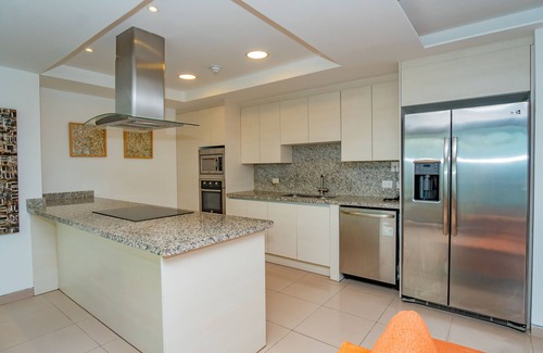 Manta Apartment | Rooftop Oceanview infinite pool. Poseidon Condo