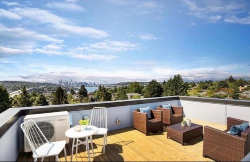Wallingford House | Rooftop Patio with Waterview, Private Garden & Grill 3BR 3BA- Modern Cityscape