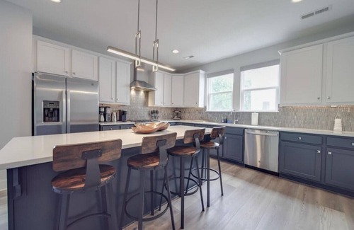 North Charlotte House | Rooftop Retreat — Heart of NoDa— Light Rail —Sauna