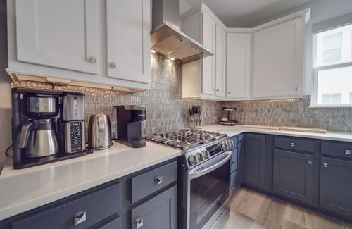 North Charlotte House | Rooftop Retreat — Heart of NoDa— Light Rail —Sauna