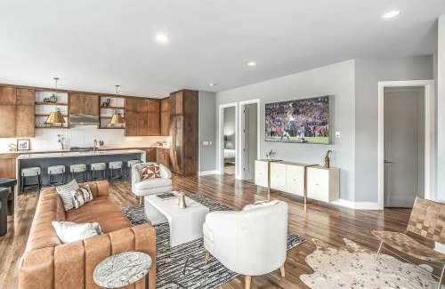 Haynes Area House | Rooftop Skyline Views DT Nash Sleeps 12
