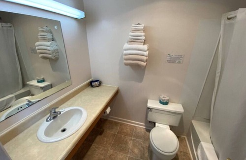 Downs Hotel | Room 106 - Standard Queen - Sleeps 2 - West Lake Grandvue Inn