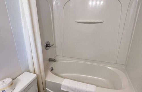 Downs Hotel | Room 106 - Standard Queen - Sleeps 2 - West Lake Grandvue Inn