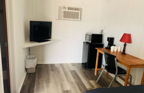 Harper Hotel | Room 11 - Standard Queen - Sleeps 2 - Harper Motel