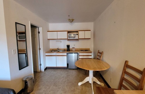 Kernville Cabin | Room 13 Double Queen Studio with Kitchenette