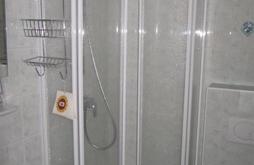Millstatt Bed & Breakfast | Room 2, double room shower/WC, lake view - Villa Margarethe