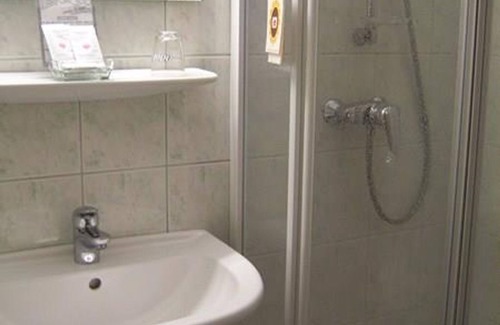 Millstatt Bed & Breakfast | Room 2, double room shower/WC, lake view - Villa Margarethe