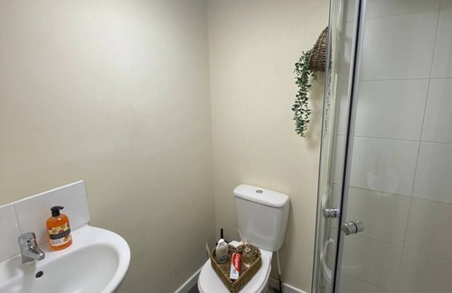Iver House | Room 3 - Single Bed - Wfi - 2 minute walk to Iver Station