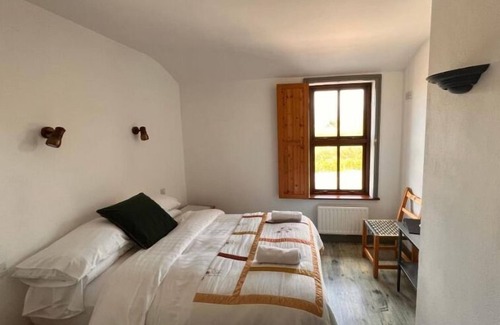 Ballyferriter House | Room 4 - Rosehip - Tig Bhric and West Kerry Brewery, An Riasc Ballyferriter