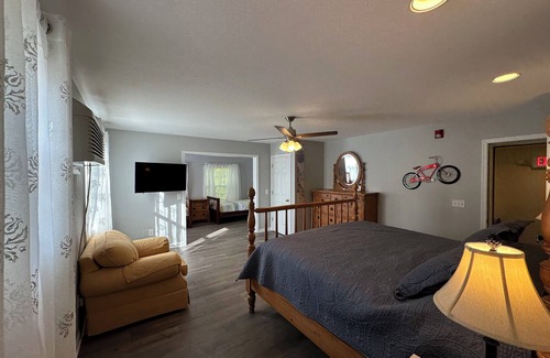 Frankford Bed & Breakfast | Room 5 - The Inn at Dirickson Creek - King bed, Two twins, Perfect for Families