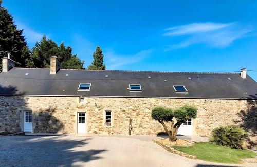 Le Vretot Apartment | Room 'Améthyste' with Shared Terrace, Shared Garden and Wi-Fi